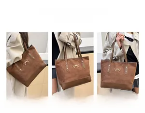Trois façons de porter : démonstration du sac fourre-tout marron à l'épaule, au poignet et à la main