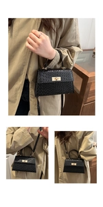 Trois façons de porter ce sac noir à motif crocodile avec fermoir doré et bandoulière
