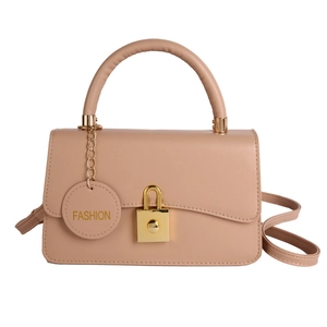 Vintage beige Umhängetasche aus Kunstleder mit goldener Schnalle und modischem Anhänger