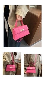 Détails du sac à main rose à texture tissée avec fermoir doré et bandoulière réglable