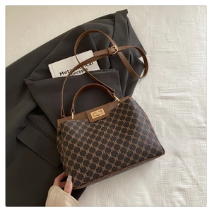 Détail du sac seau vintage montrant le fermoir rotatif en métal et la poignée en cuir
