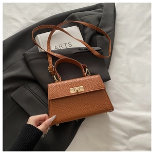 Détails du sac marron à motif litchi avec fermoir doré et texture tressée chic