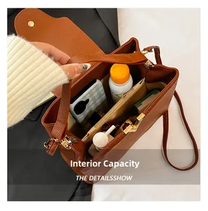 Capacité interne du sac en cuir marron à texture litchi avec ferrures dorées