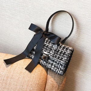 Sac à main élégant en tweed noir et blanc avec nœud décoratif et poignée