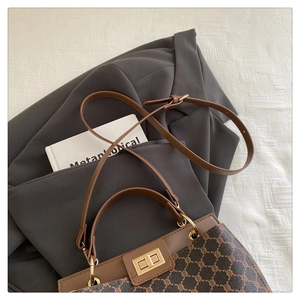 Détail du sac seau monogramme vintage avec garniture en cuir et fermoir doré rotatif