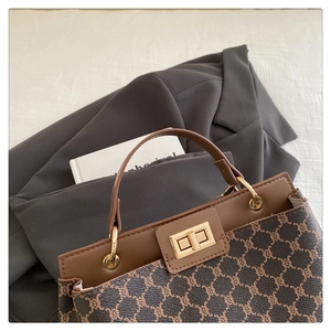 Détail du sac seau vintage avec toile monogramme classique et fermoir rotatif en métal doré