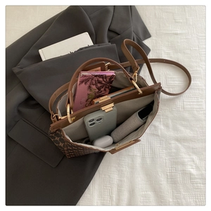 Vue de dessus du rangement intérieur d'un sac seau vintage avec motif monogramme brun