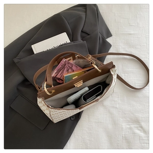 Vue intérieure du sac seau vintage montrant l'espace pour téléphone et maquillage