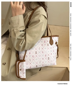 Détail du sac cabas imprimé avec motifs de dessins animés et petit porte-monnaie