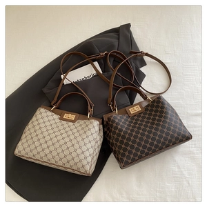 Vue détaillée des sacs seaux rétro avec motif monogramme et fermoir en métal doré