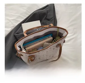 Vue de dessus du grand sac fourre-tout montrant l'intérieur spacieux avec tablette