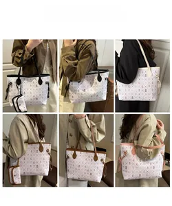 Vues détaillées des sacs fourre-tout à motifs d'ours avec diverses options de sangles