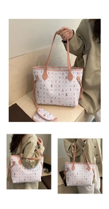 Détail du sac cabas à motifs d'ours roses avec son mini porte-monnaie assorti