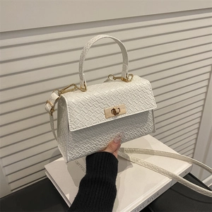 Sac à main blanc élégant motif crocodile avec fermoir rotatif doré et bandoulière