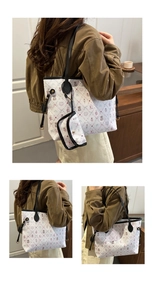 Vues détaillées d'un grand sac cabas blanc à motifs d'ours avec sa petite pochette