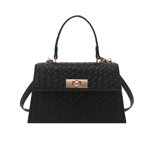 Sac à main noir classique texture litchi avec fermoir doré et bandoulière réglable