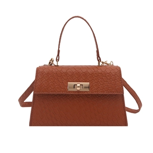 Sac à main marron à motif crocodile avec fermoir doré et bandoulière amovible