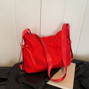 Grand sac bandoulière en nylon rouge avec broderie et large sangle pour le quotidien