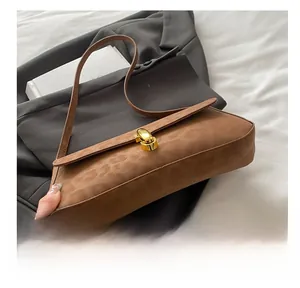 Detailansicht der Baguette-Tasche mit Leopardenmuster, goldenem Drehverschluss und Wildleder