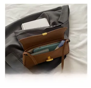Draufsicht einer braunen Wildleder-Schultertasche mit großem Innenraum für Zubehör