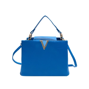 Sac à main bleu roi en cuir grainé avec boucle en V dorée et bandoulière réglable