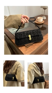 Detail der Baguette-Tasche mit Leopardenmuster und goldenem J-Metall-Drehverschluss