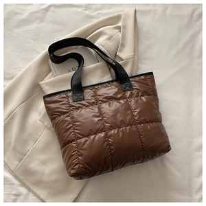 Détails de la texture en nylon brillant matelassé et de la finition du sac cabas marron