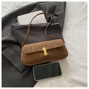 Detail der Schultertasche mit Leopardenmuster, Wildlederoptik und goldener Schnalle