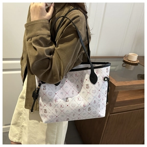 Détail d'un grand sac cabas pour femme avec motifs ours et lanières en cuir noir