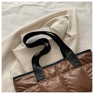 Vue détaillée du sac cabas matelassé marron avec tissu brillant et sangles noires