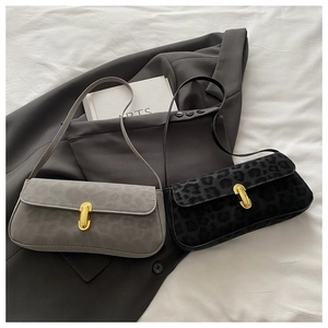Détails des sacs baguette léopard et gris avec fermoir doré sur fond de tissu souple