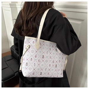 Détail du cabas floral avec motifs d'ours mignons et boucle en métal ajustable
