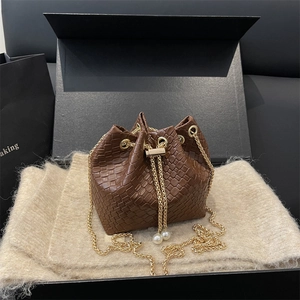 Secchiello marrone intrecciato con tracolla a catena dorata e perle in confezione