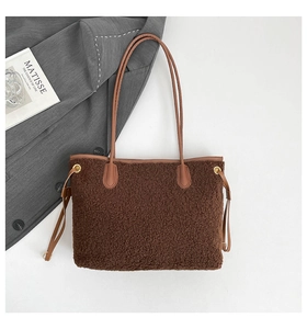 Détail du sac fourre-tout en polaire marron foncé avec bandoulière en cuir et boucles dorées