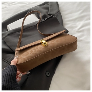 Detailansicht der braunen Wildleder-Schultertasche mit Leopardenmuster und Goldverschluss