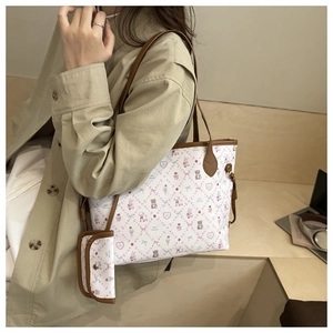 Détail du sac cabas pour femme avec imprimés oursons et lanières en cuir marron