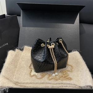 Elegante borsa a secchiello nera intrecciata con catena dorata e perle in confezione regalo