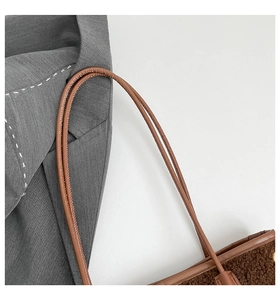 Détail du sac cabas en peau de mouton marron avec bandoulière en cuir fin