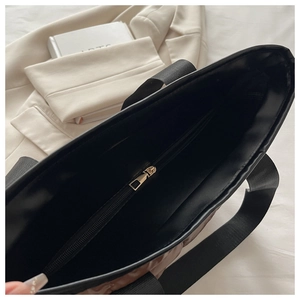 Détails de l'intérieur spacieux et de la fermeture éclair en métal du grand sac fourre-tout