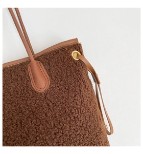 Détail du sac cabas marron effet mouton montrant la texture peluche et le cordon cuir