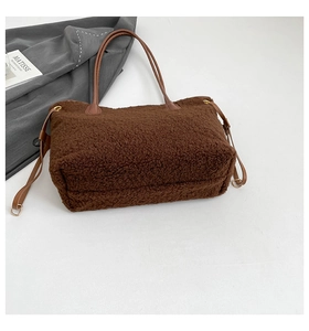 Détail du sac cabas en peau lainée marron avec lanières en cuir et boucle dorée