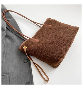 Détails de la texture peluche marron et de la bandoulière en cuir d'un cabas d'hiver