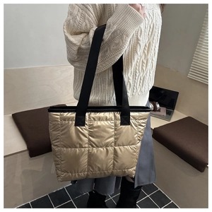 Vue détaillée du sac cabas matelassé métallisé doré champagne avec sangles noires