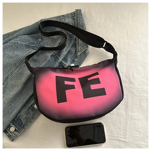 Détail du sac croissant dégradé rose-violet avec grand logo FE et sangle réglable