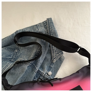 Détail du sac bandoulière dégradé rose et noir avec étiquette de marque FANYISSA