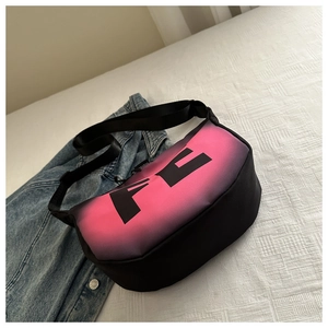 Détail du sac bandoulière avec dégradé rose et grand lettrage FE imprimé en noir