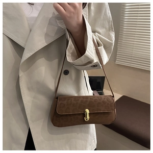 Detail der Vintage-Baguette-Tasche mit Leopardenmuster und goldener Schnalle