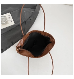 Vue intérieure du sac cabas en cuir marron avec doublure noire et fermeture éclair en métal