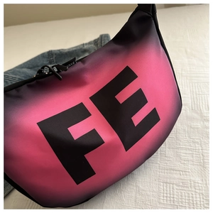 Gros plan du sac demi-lune en nylon dégradé rose et noir avec imprimé lettre FE