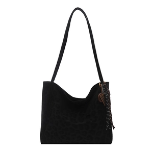 Sac fourre-tout noir minimaliste en daim à imprimé léopard avec pompon et brides